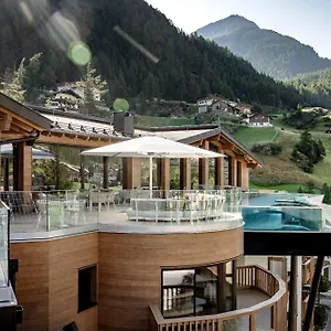 – Alpine . Luxury . Life Hotel